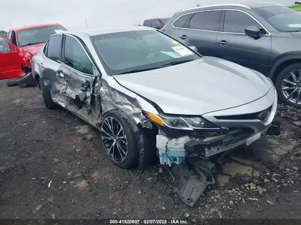 4T1B11HK3JU573014 2018 TOYOTA CAMRY - Image 1