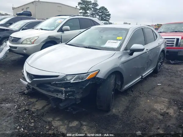 4T1B11HK3JU573014 2018 TOYOTA CAMRY - Image 2