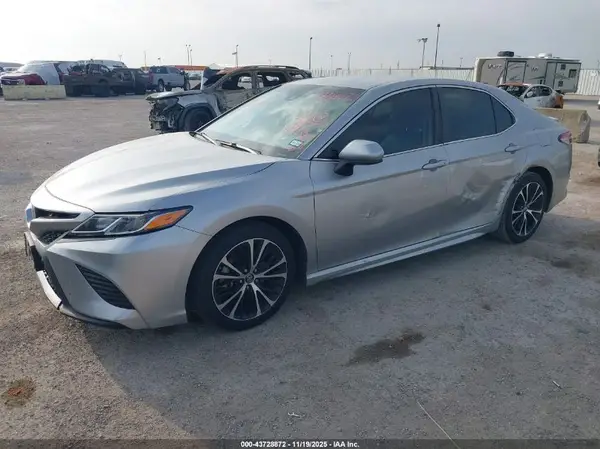 4T1B11HK3JU573269 2018 TOYOTA CAMRY - Image 2