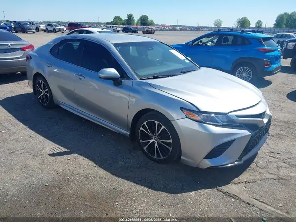 4T1B11HK3JU576494 2018 TOYOTA CAMRY - Image 1