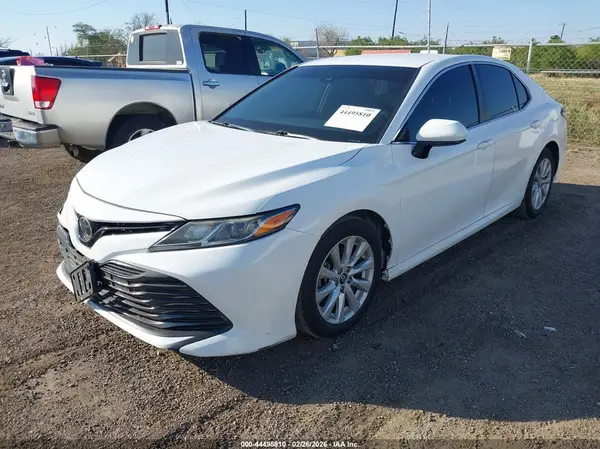 4T1B11HK3JU577032 2018 TOYOTA CAMRY - Image 2