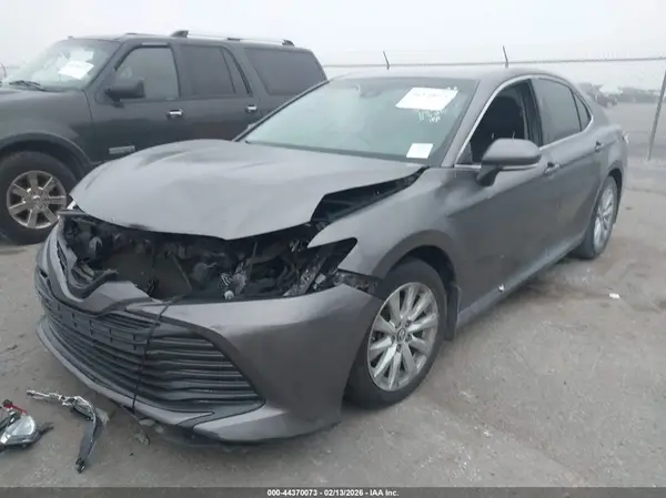4T1B11HK3JU577449 2018 TOYOTA CAMRY - Image 2