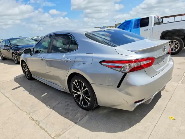 4T1B11HK3JU577869 2018 TOYOTA CAMRY - Image 2
