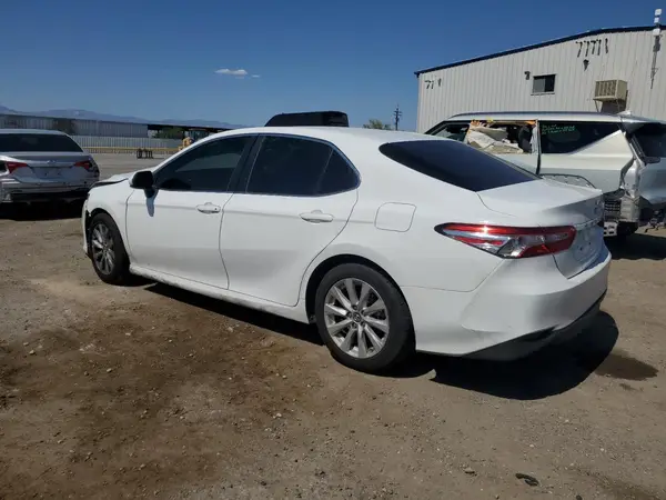 4T1B11HK3JU578133 2018 TOYOTA CAMRY - Image 2