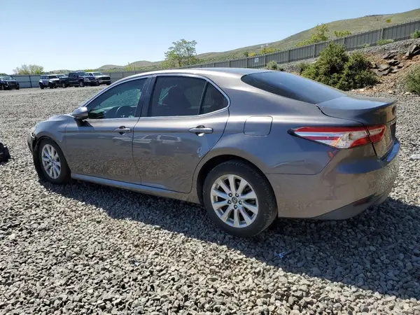 4T1B11HK3JU579735 2018 TOYOTA CAMRY - Image 2