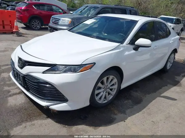 4T1B11HK3JU580352 2018 TOYOTA CAMRY - Image 2