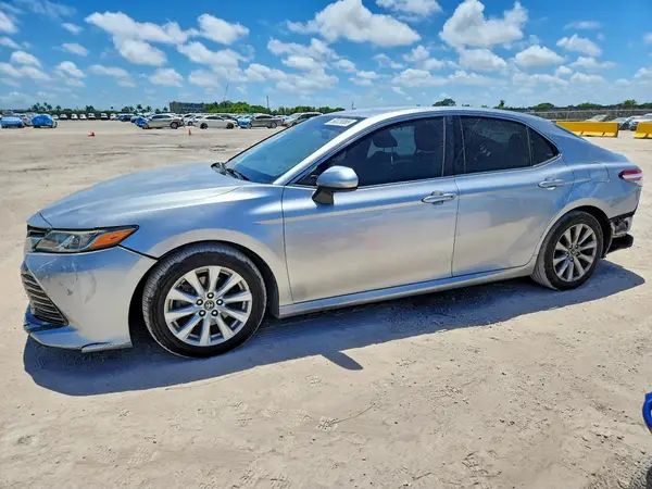 4T1B11HK3JU580688 2018 TOYOTA CAMRY - Image 1