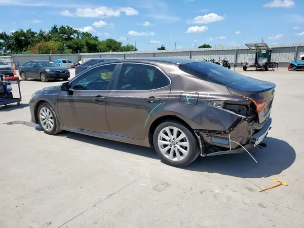 4T1B11HK3JU580965 2018 TOYOTA CAMRY - Image 2