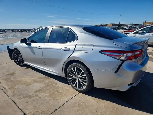 4T1B11HK3JU582411 2018 TOYOTA CAMRY - Image 2
