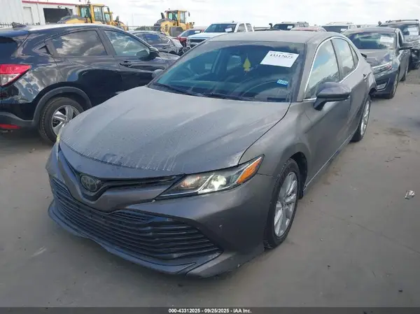 4T1B11HK3JU582652 2018 TOYOTA CAMRY - Image 2
