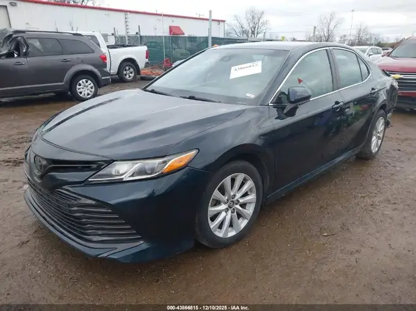 4T1B11HK3JU583090 2018 TOYOTA CAMRY - Image 2