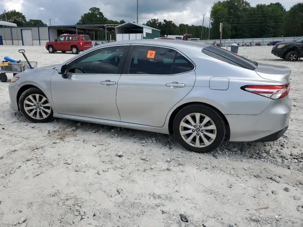 4T1B11HK3JU583218 2018 TOYOTA CAMRY - Image 2
