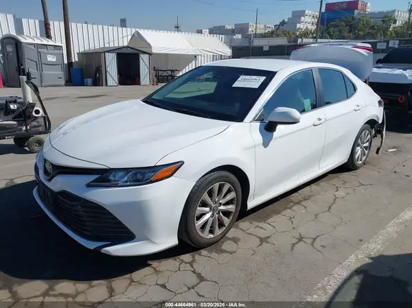 4T1B11HK3JU583848 2018 TOYOTA CAMRY - Image 2