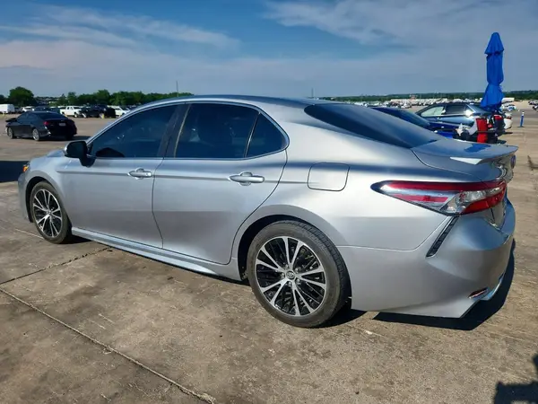 4T1B11HK3JU586054 2018 TOYOTA CAMRY - Image 2