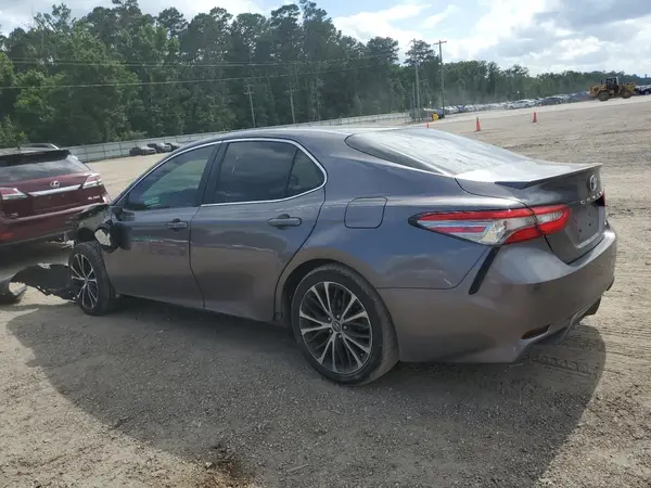 4T1B11HK3JU587916 2018 TOYOTA CAMRY - Image 2