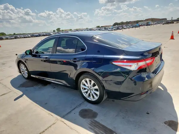 4T1B11HK3JU588483 2018 TOYOTA CAMRY - Image 2