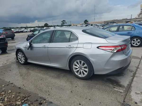 4T1B11HK3JU591982 2018 TOYOTA CAMRY - Image 2