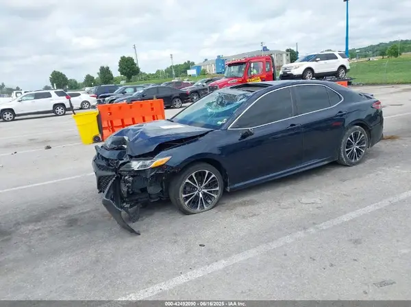 4T1B11HK3JU592792 2018 TOYOTA CAMRY - Image 2