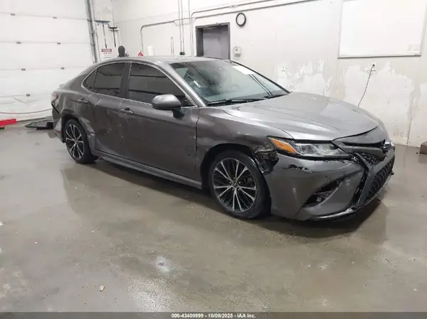 4T1B11HK3JU600938 2018 TOYOTA CAMRY - Image 1