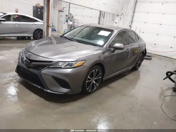 4T1B11HK3JU600938 2018 TOYOTA CAMRY - Image 2