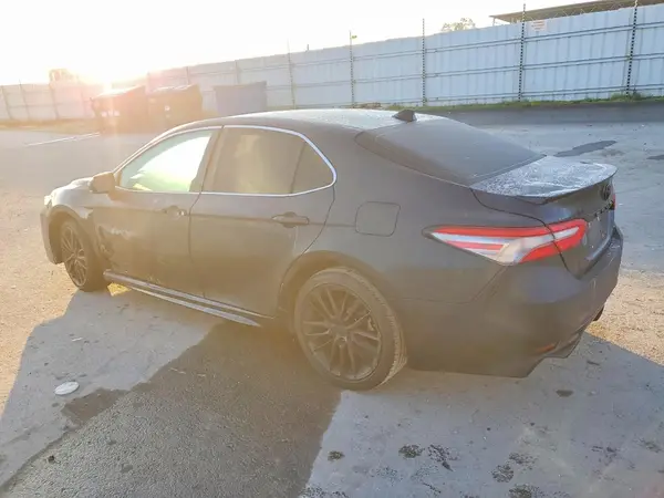 4T1B11HK3JU604004 2018 TOYOTA CAMRY - Image 2