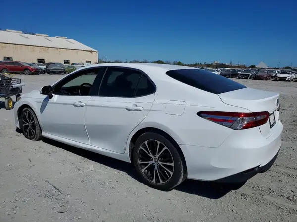 4T1B11HK3JU608778 2018 TOYOTA CAMRY - Image 2