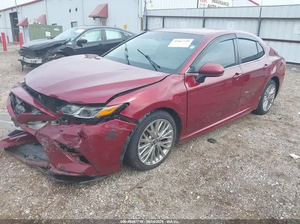 4T1B11HK3JU609767 2018 TOYOTA CAMRY - Image 2