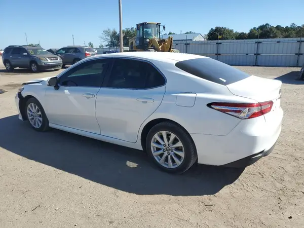 4T1B11HK3JU610207 2018 TOYOTA CAMRY - Image 2