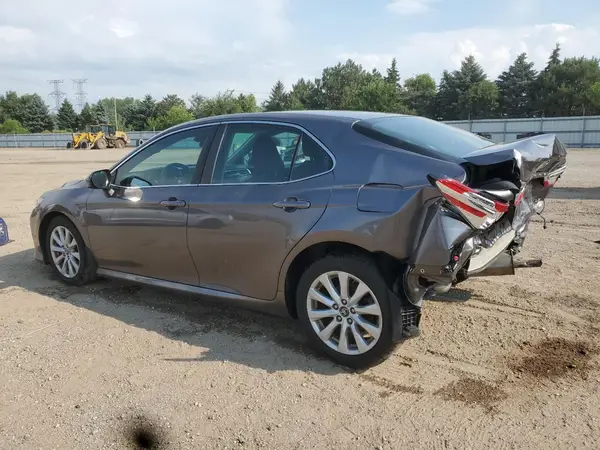 4T1B11HK3JU611163 2018 TOYOTA CAMRY - Image 2