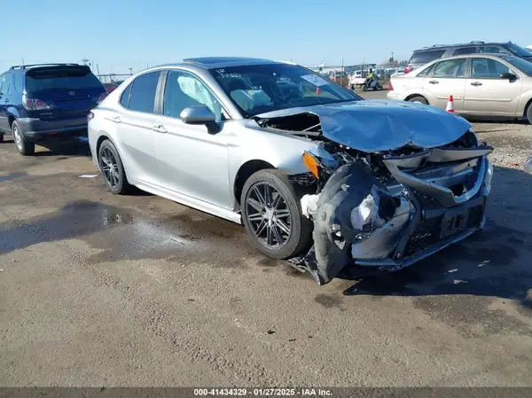 4T1B11HK3JU611423 2018 TOYOTA CAMRY - Image 1