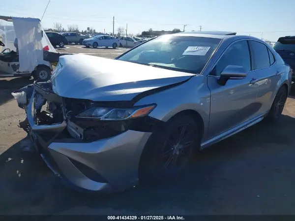 4T1B11HK3JU611423 2018 TOYOTA CAMRY - Image 2