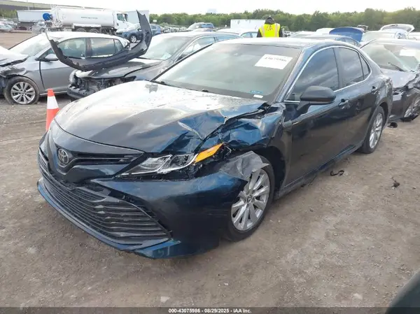 4T1B11HK3JU614337 2018 TOYOTA CAMRY - Image 2
