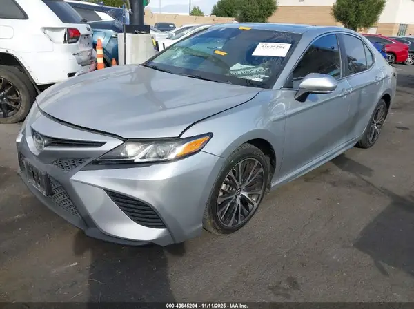 4T1B11HK3JU619697 2018 TOYOTA CAMRY - Image 2
