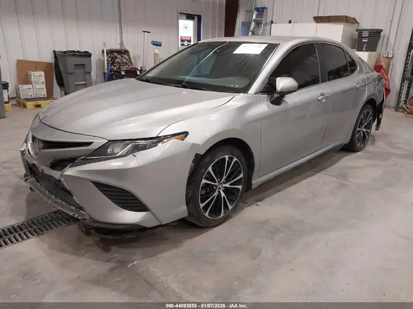 4T1B11HK3JU620722 2018 TOYOTA CAMRY - Image 2