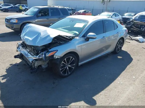 4T1B11HK3JU621062 2018 TOYOTA CAMRY - Image 2