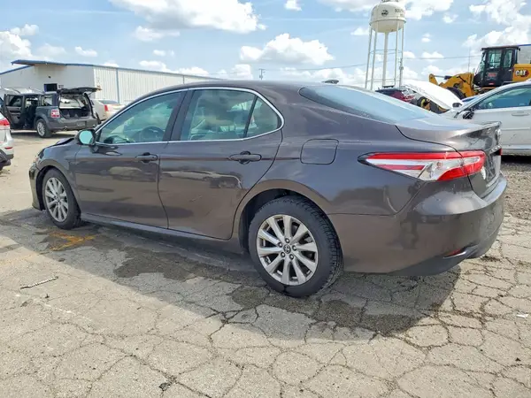 4T1B11HK3JU621482 2018 TOYOTA CAMRY - Image 2