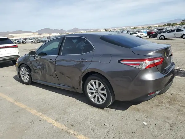 4T1B11HK3JU625726 2018 TOYOTA CAMRY - Image 2