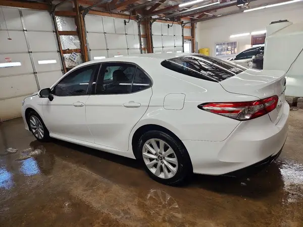 4T1B11HK3JU625998 2018 TOYOTA CAMRY - Image 2