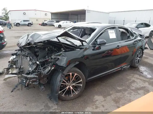 4T1B11HK3JU627329 2018 TOYOTA CAMRY - Image 2