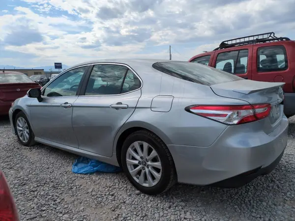 4T1B11HK3JU631459 2018 TOYOTA CAMRY - Image 2