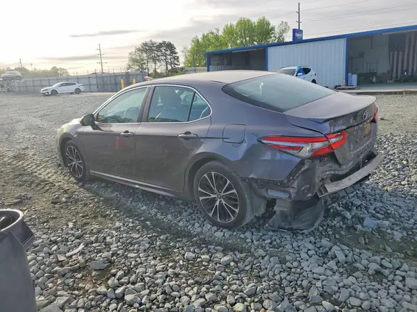 4T1B11HK3JU633650 2018 TOYOTA CAMRY - Image 2