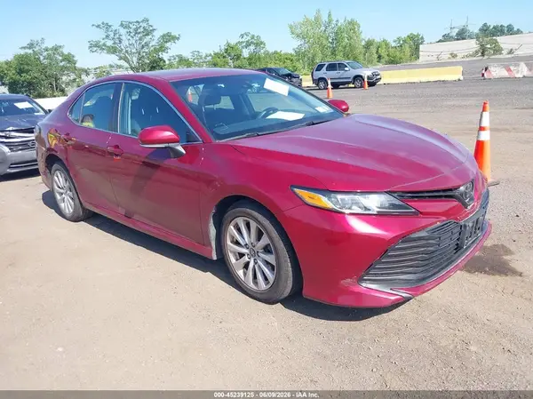 4T1B11HK3JU633888 2018 TOYOTA CAMRY - Image 1