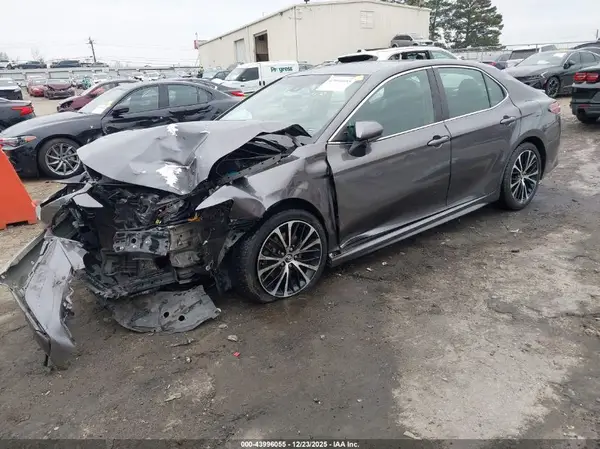 4T1B11HK3JU635883 2018 TOYOTA CAMRY - Image 2