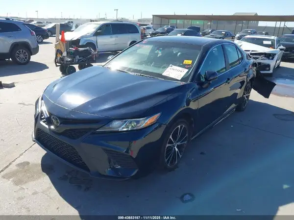 4T1B11HK3JU637018 2018 TOYOTA CAMRY - Image 2