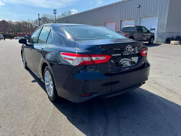 4T1B11HK3JU639951 2018 TOYOTA CAMRY - Image 2