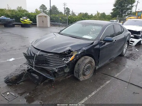 4T1B11HK3JU643322 2018 TOYOTA CAMRY - Image 2