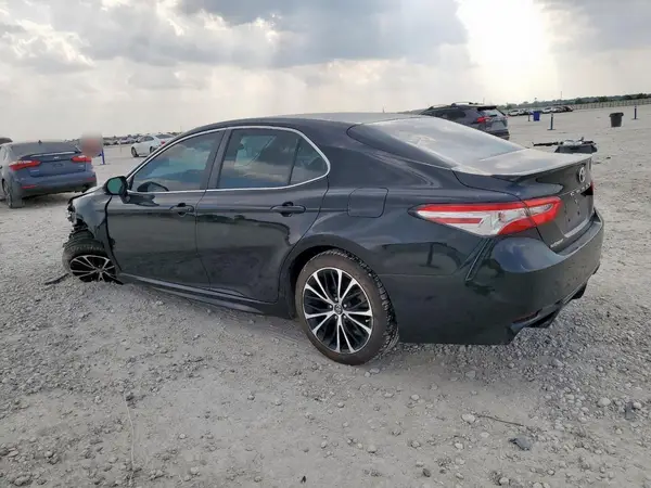 4T1B11HK3JU645717 2018 TOYOTA CAMRY - Image 2