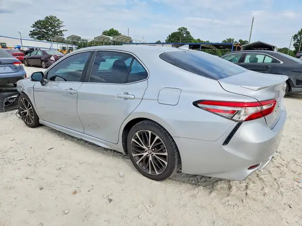 4T1B11HK3JU646947 2018 TOYOTA CAMRY - Image 2