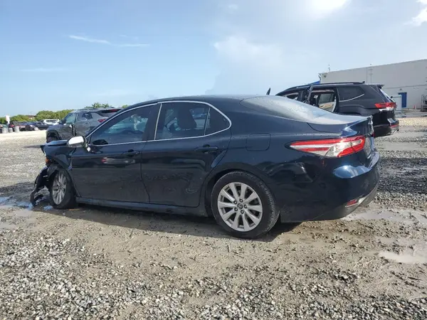 4T1B11HK3JU647709 2018 TOYOTA CAMRY - Image 2