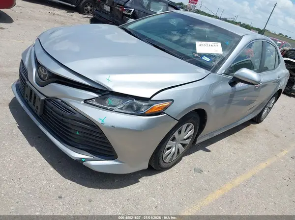 4T1B11HK3JU648827 2018 TOYOTA CAMRY - Image 2